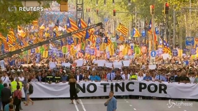 Barcellona in piazza contro il terrorismo, fischi per re Felipe VI