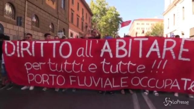 Corteo anti sgomberi a Roma, in migliaia in piazza