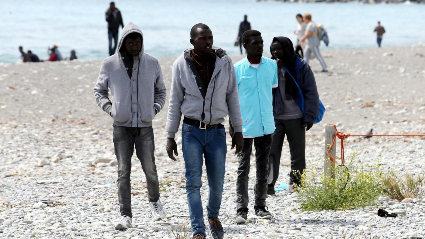 Migranti sgomberati dalle forze dell’ordine a Ventimiglia