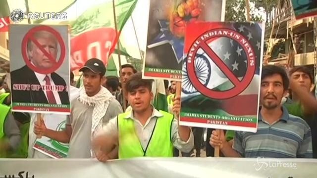 Pakistan, polizia disperde corteo anti Usa a Karachi