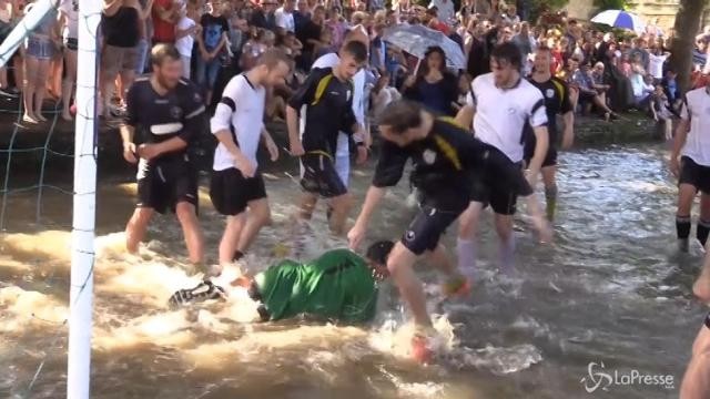 Nel Gloucestershire l’annuale partita di calcio nel fiume