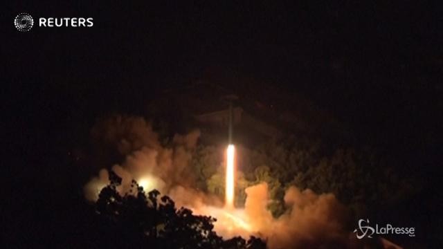 La Corea del Nord lancia un missile sconosciuto