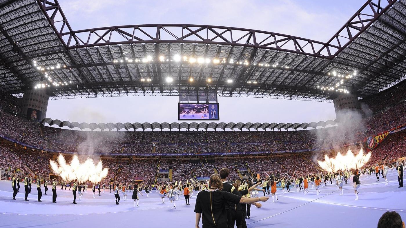 Sequestrati 15mila gadget e 150mila ticket falsi per la Champions League