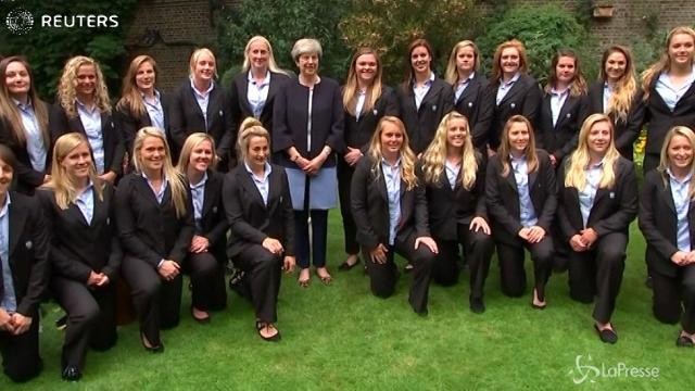 Theresa May omaggia le squadre femminili di cricket e rugby