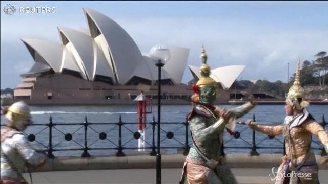 Sydney, danze tradizionali thai davanti all’Opera House