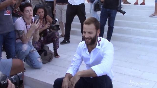 Sbarcato a Venezia Alessandro Borghi, ‘padrino’ del festival