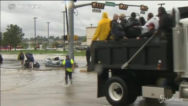 I soccorsi a Houston dopo il passaggio di Harvey