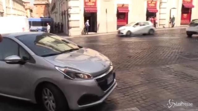 Sgombero Roma, larrivo della sindaca Raggi in prefettura