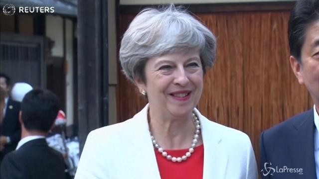 Theresa May (scalza) alla cerimonia del tè
