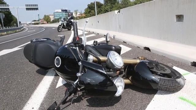 Milano: muore motociclista travolto dalla ruota di un’auto d’epoca