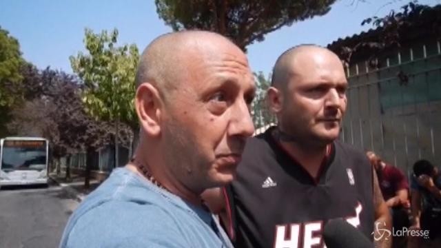 Roma, caos davanti al centro di accoglienza di via del Frantoio