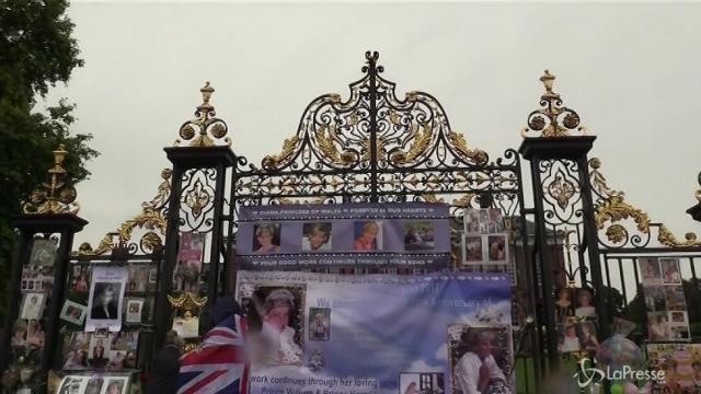 Lady Diana, Fiori, messaggi e fotografie a Kensington