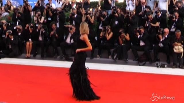 Festival Venezia, il primo red carpet è per Matt Damon e Kristen Wiig