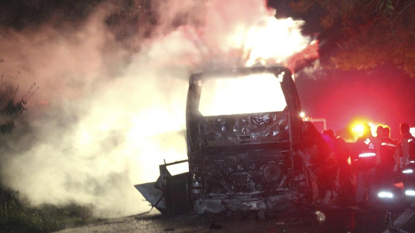 Roma, paura su Corso d’Italia: bus avvolto dalle fiamme