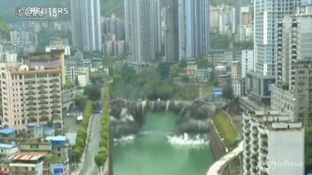 Cina, la spettacolare demolizione di un ponte