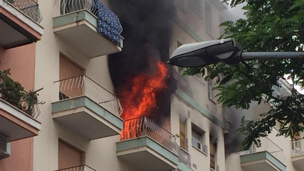 Roma, appartamento in fiamme in zona Colli Albani