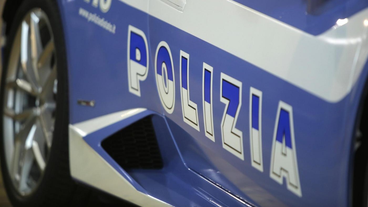Sequestra la donna di cui si è invaghito ma il figlio la salva