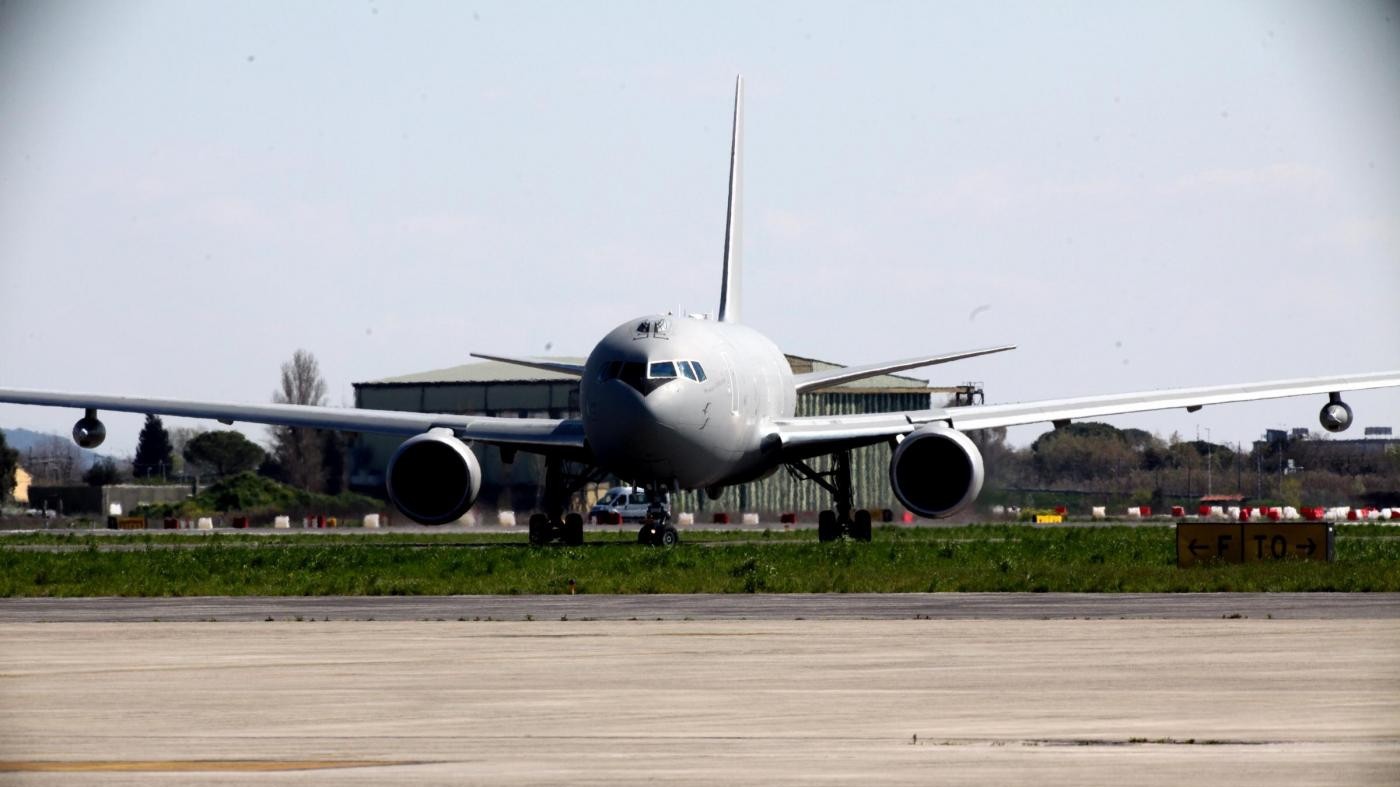 Blue Air inaugura volo Torino-Atene: gratis a chi si veste da divinità
