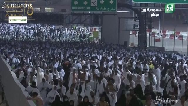 Pellegrinaggio alla Mecca, folla alla “lapidazione del diavolo”