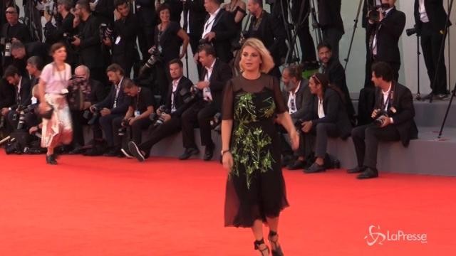 Anche Emma Marrone sul red carpet a Venezia