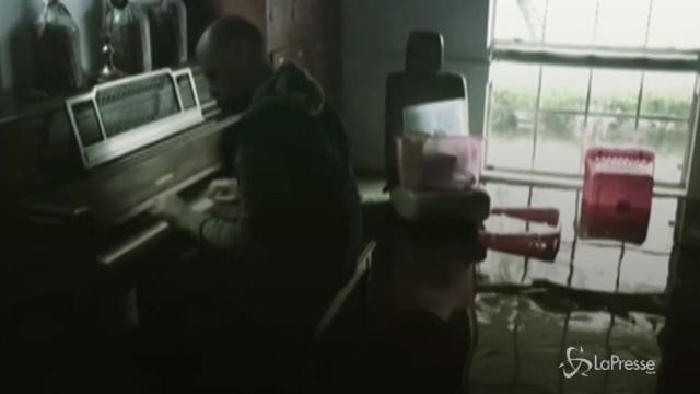 Suona il piano nella casa allagata dalla furia di Harvey