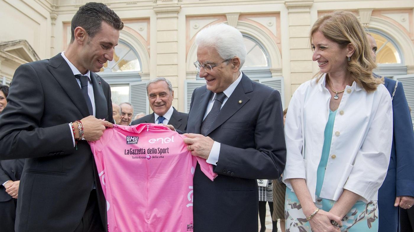 Nibali al Quirinale regala la maglia rosa a Mattarella