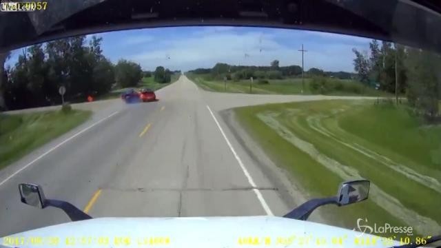 VIDEO Canada, sorpassa un camion alla cieca: lo schianto è tremendo