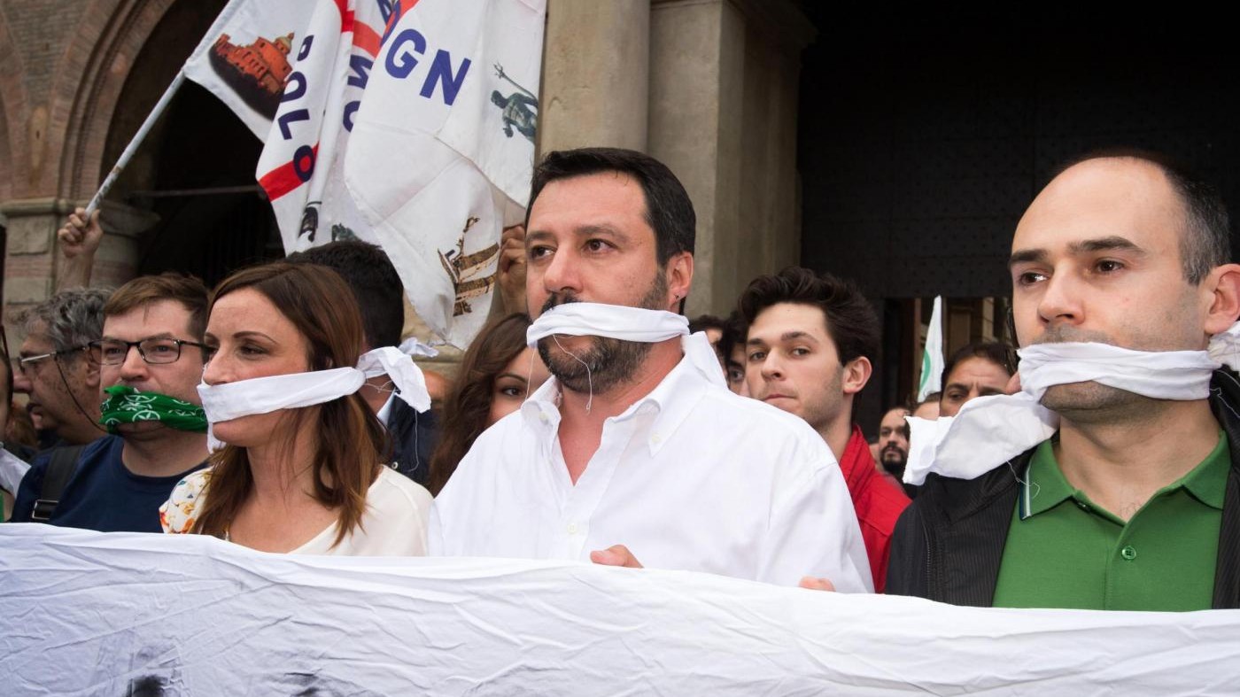 Proteste contro Salvini a Bologna. Lui si imbavaglia