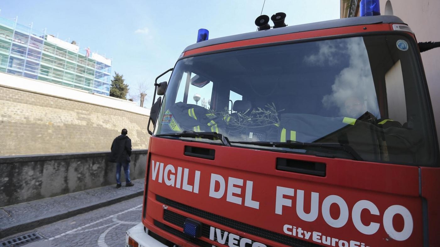 Fiamme in una vetreria a Empoli: Asl invita prudenza