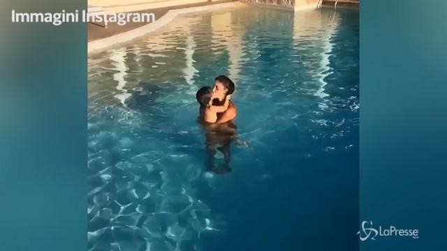 VIDEO Belen, baci e abbracci in piscina con Santiago