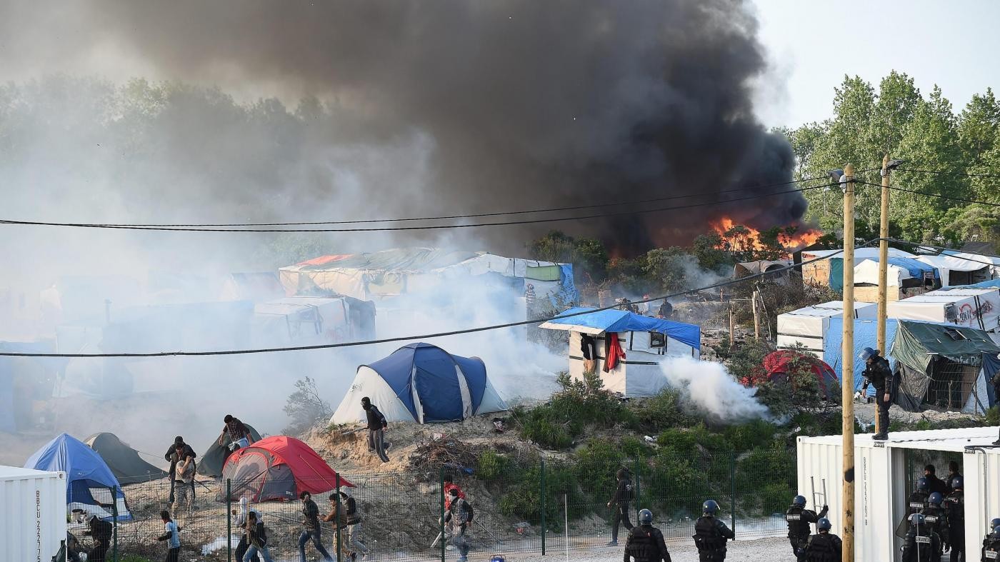 Migranti, scontri e incendio in campo su isola greca Samos
