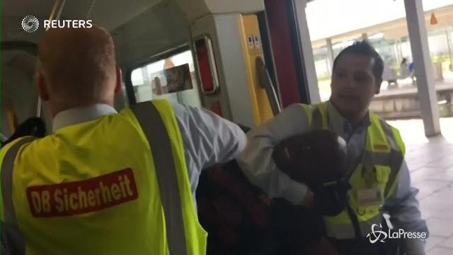 Monaco di Baviera, uomo di colore trascinato a forza fuori da un treno