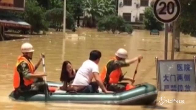 Cina, emergenza alluvioni: almeno 42 morti