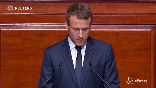 Macron: revoca stato d’emergenza e meno parlamentari