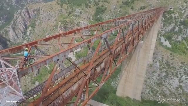 Vittorio Brumotti in bici sempre più in alto