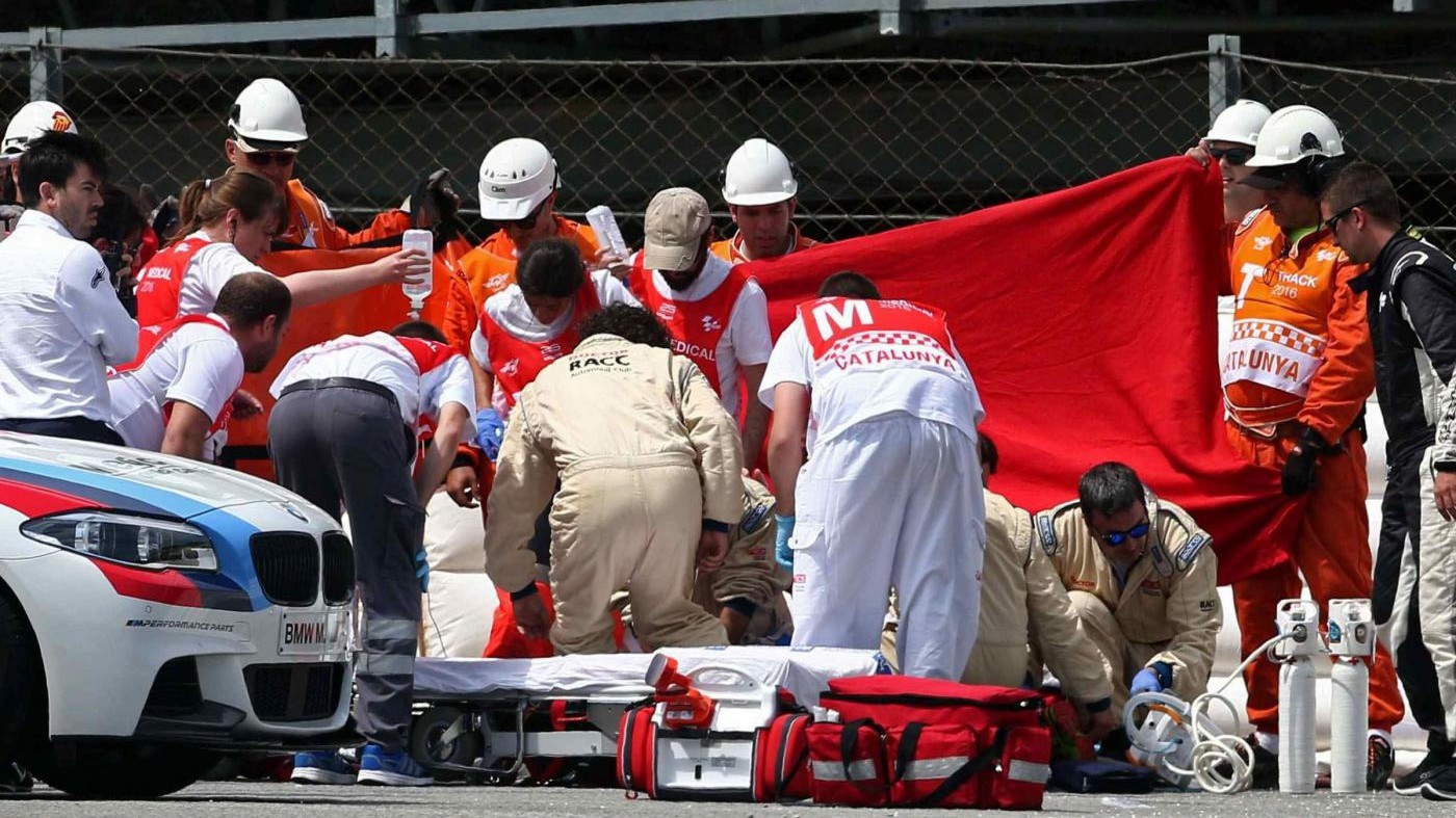 Moto 2, incidente per Salom: portato via in ambulanza