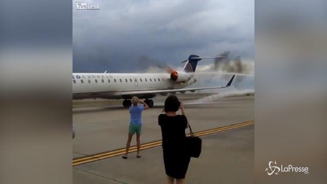 Usa: C’è un motore in fiamme, l’aereo atterra in emergenza