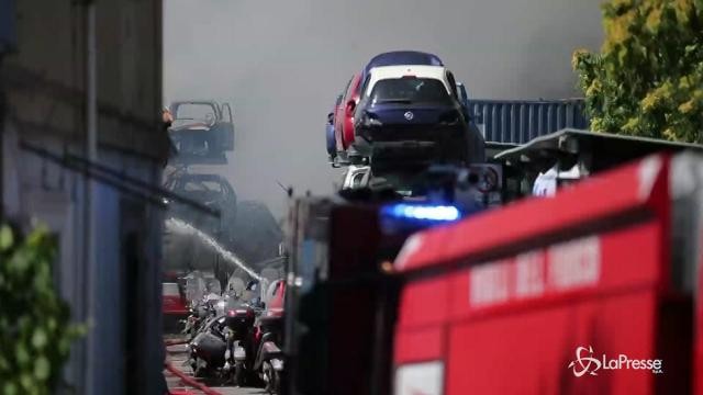 Roma, grosso incendio in un autodemolitore