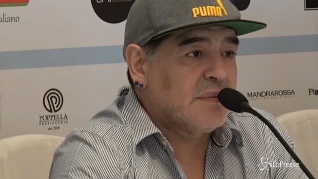 Maradona: “Cittadino di Napoli da quando ho indossato la maglia N.10”
