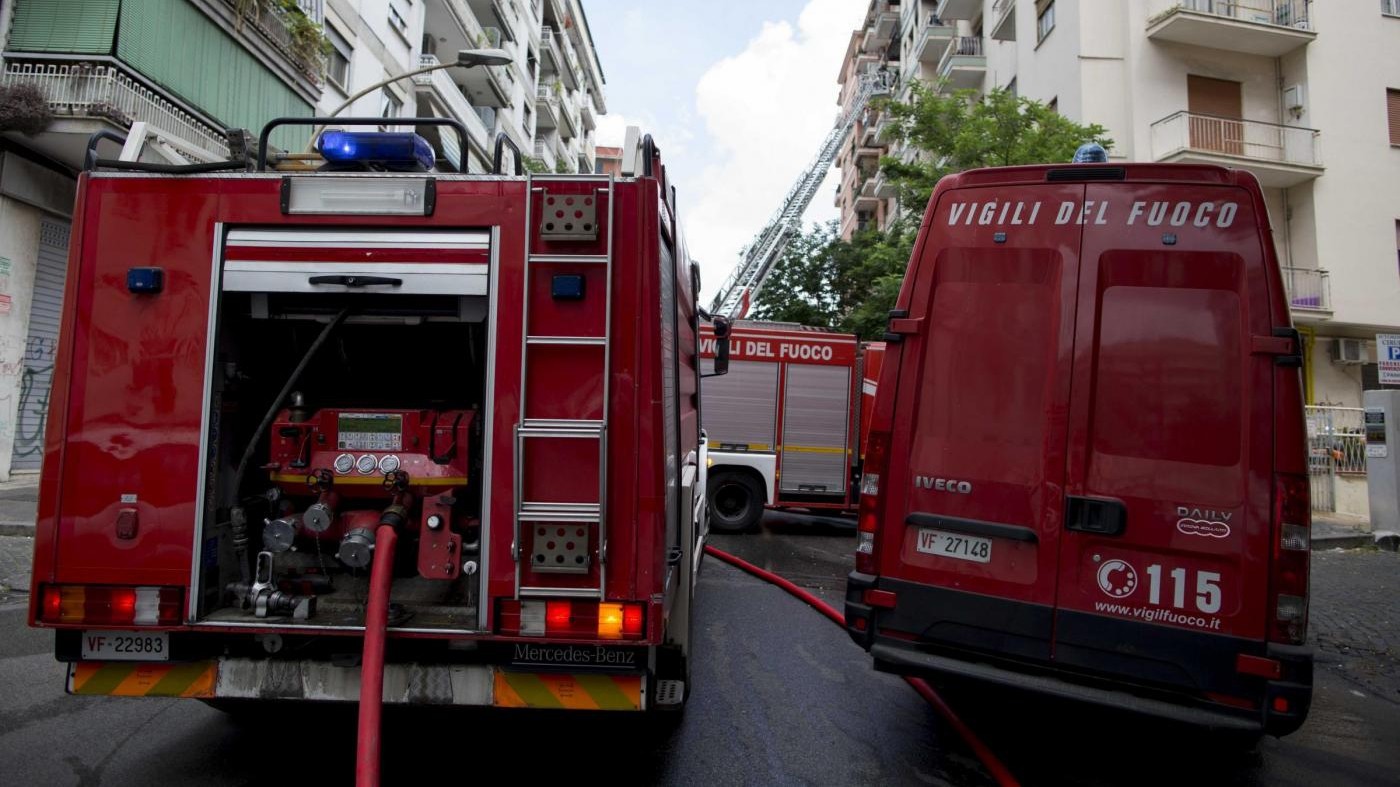 Incendio divampa all’interno di un’autofficina a Meda