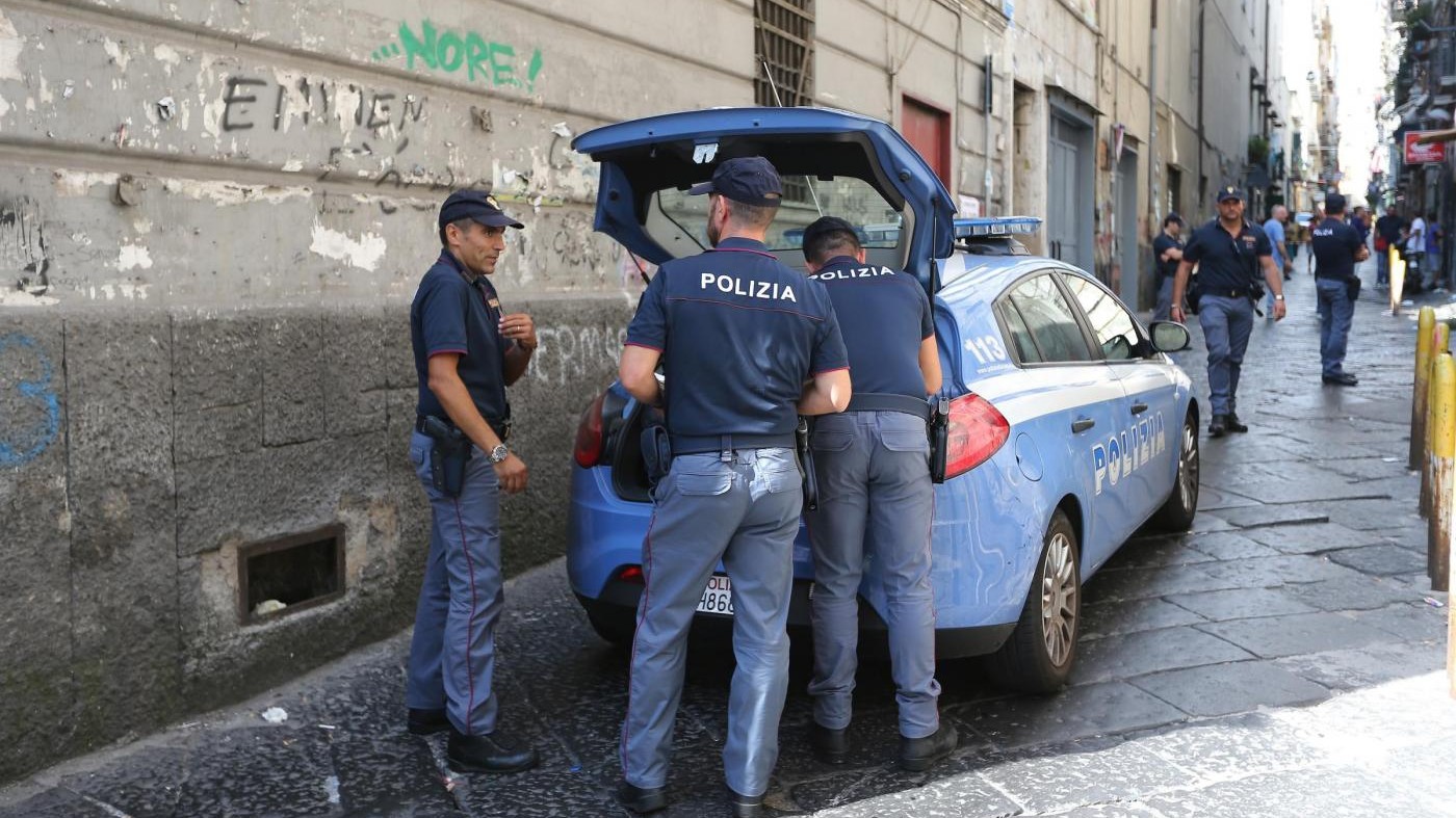 Napoli, tifoso della Roma accoltellato al polpaccio