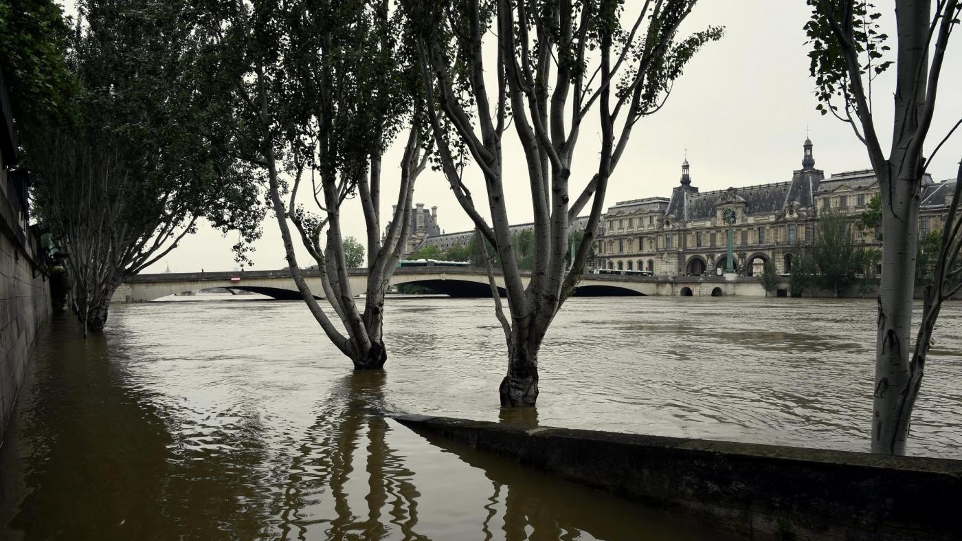 Francia, scende il livello della Senna ma è allerta in Normandia