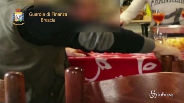 Timbra il cartellino e va al bar, denunciato operaio