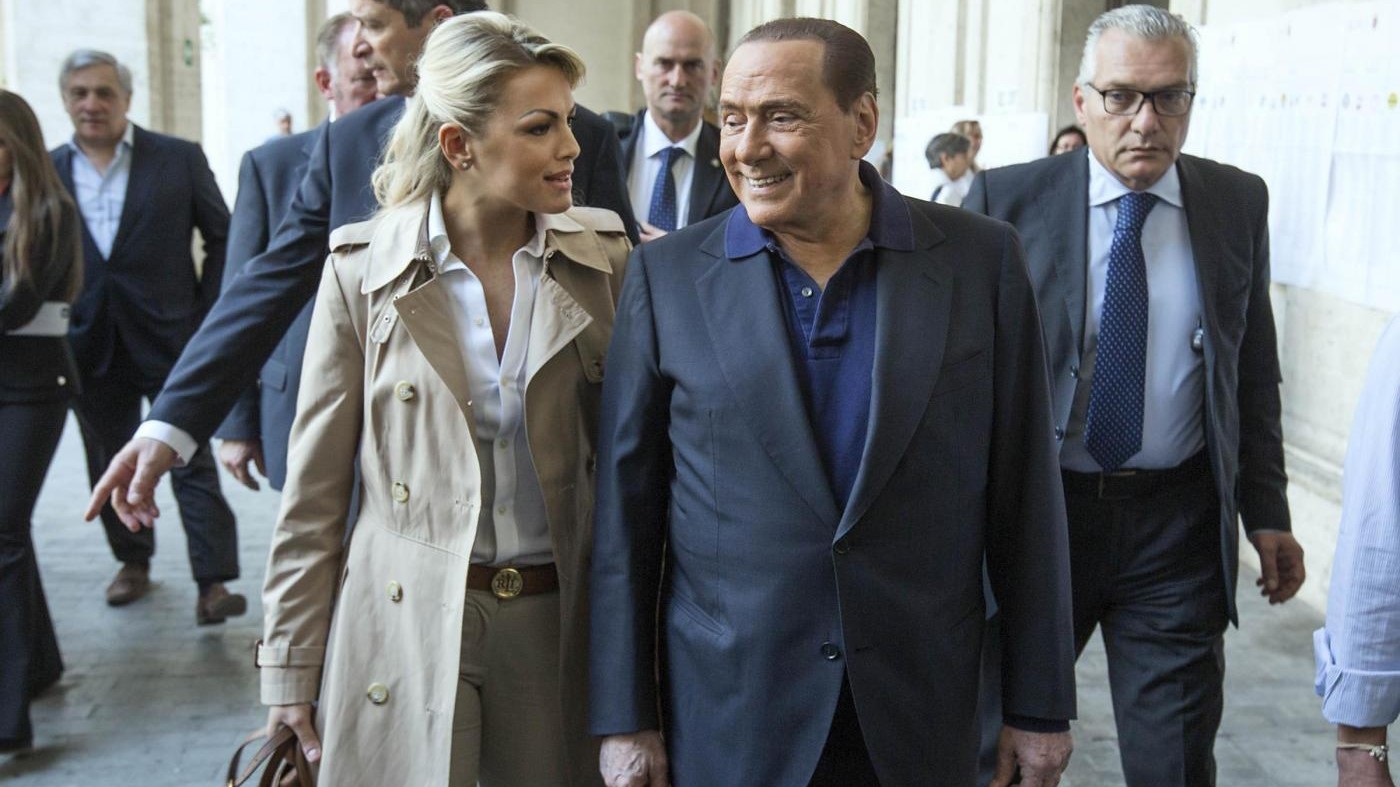 A Roma show di Berlusconi al voto con Francesca Pascale