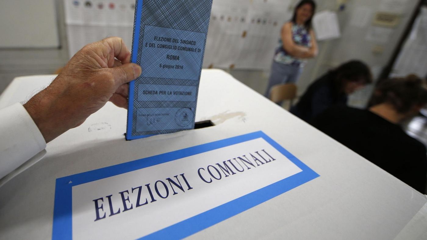Fotografa voto nel seggio nel casertano: intervengono i carabinieri