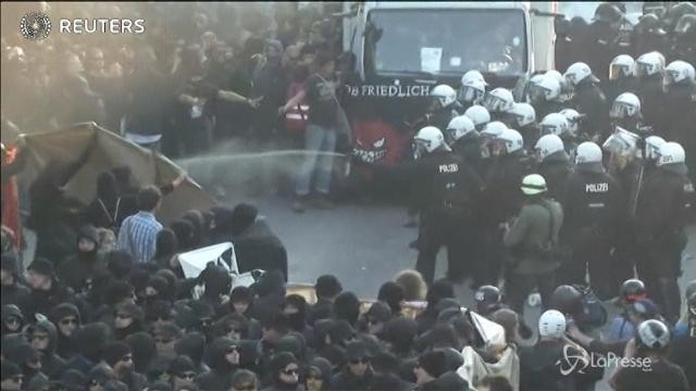 Amburgo, scontri al corteo anti-G20