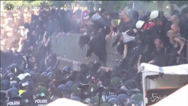 Amburgo: scontri tra polizia e manifestanti anti-G20