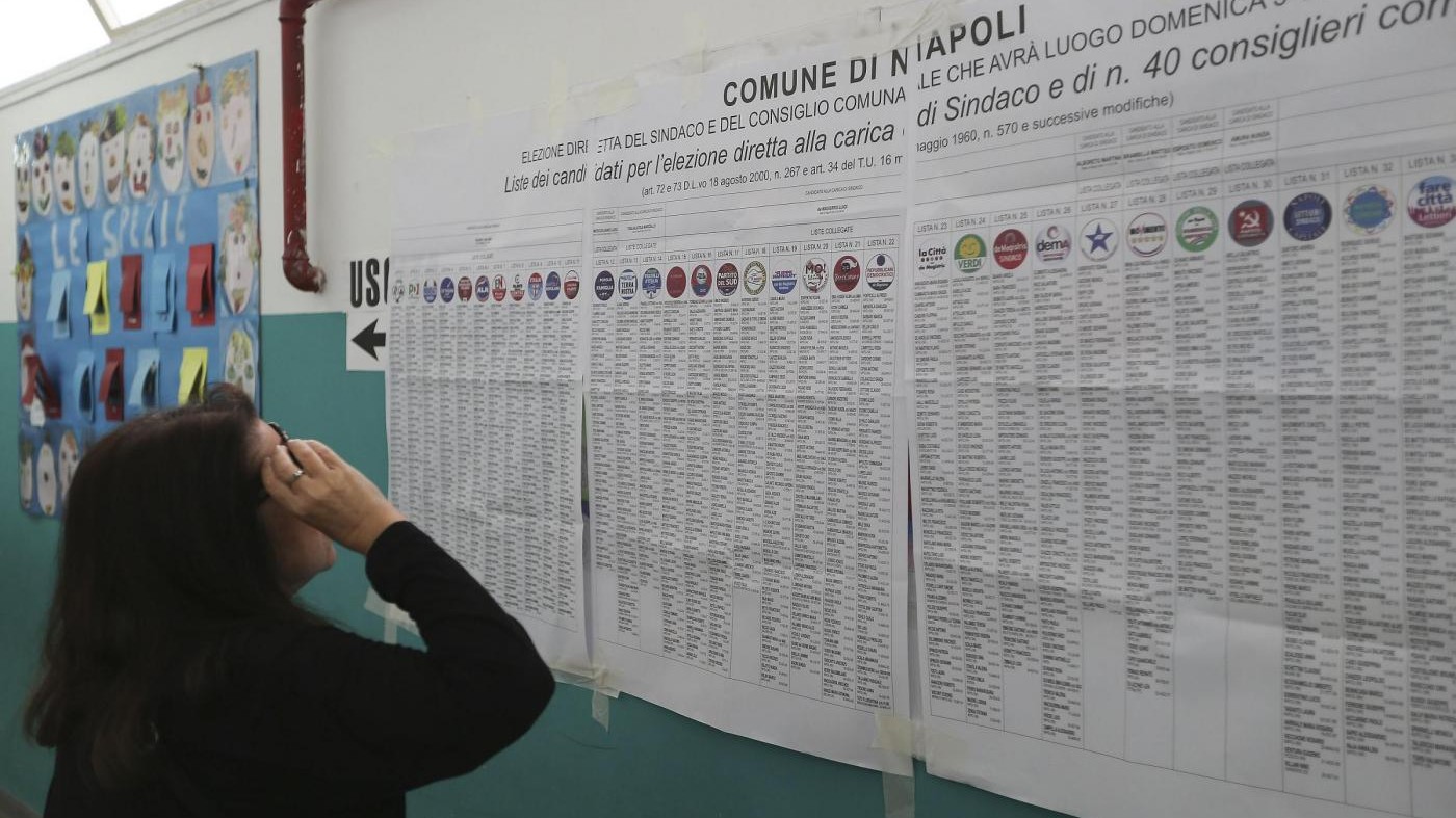 Comunali Napoli, giornata al voto tra denunce, brogli e polemiche