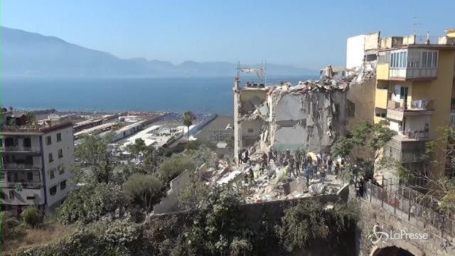 Torre Annunziata: crollo palazzina, in 70 scavano tra le macerie
