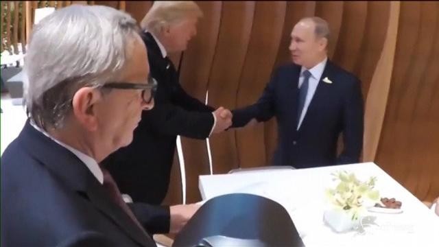 VIDEO G20, la prima stretta di mano tra Trump e Putin
